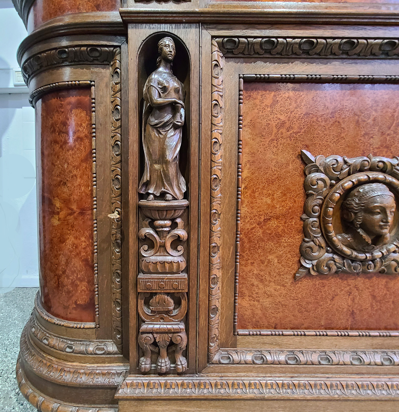 04k Große NeoRenaisance Anrichte.