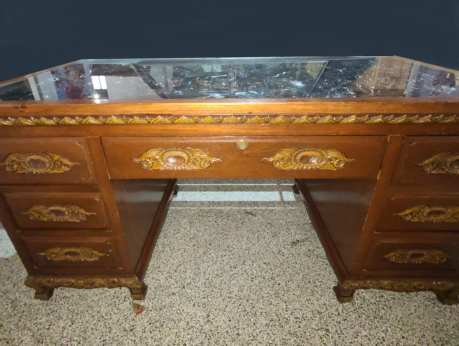 07 Asiatischer Schreibtisch.