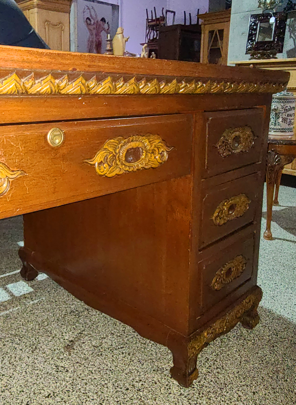 07 g Asiatischer Schreibtisch.