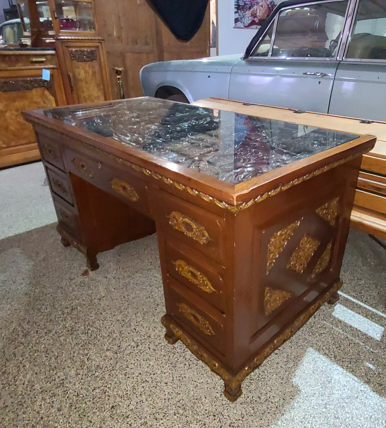 07a Asiatischer Schreibtisch.