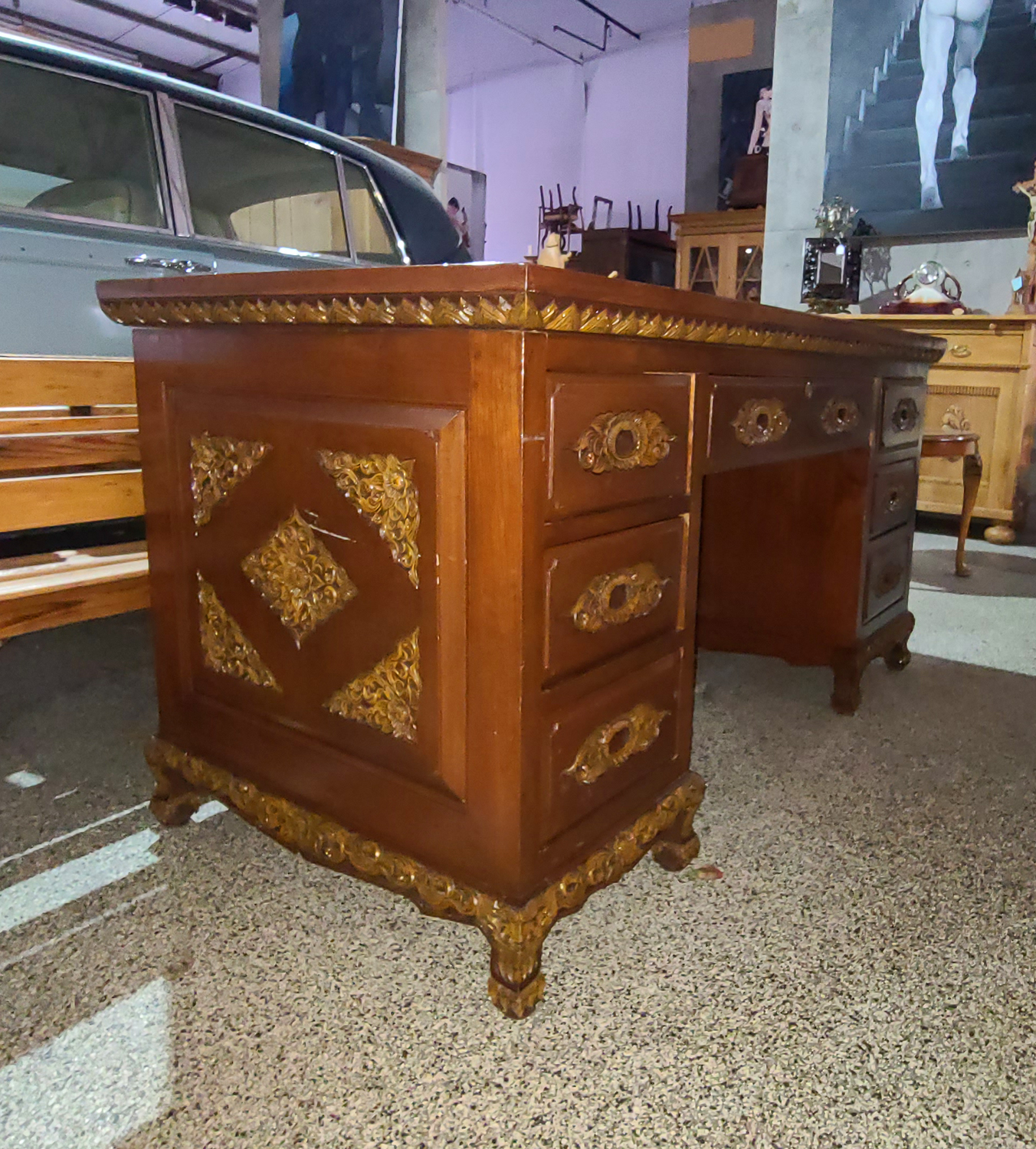 07c Asiatischer Schreibtisch.