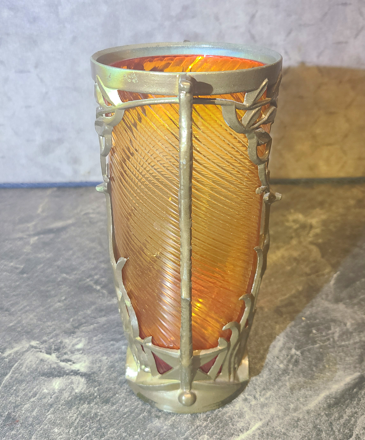 29b Glas mit Messingmontur.