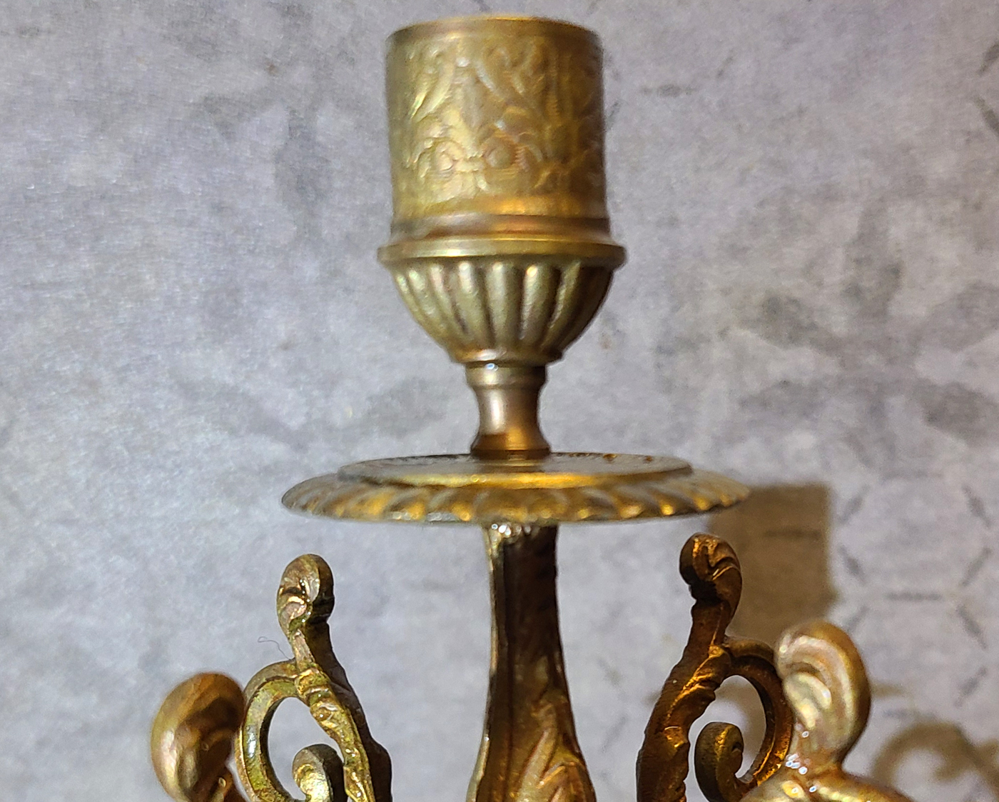 08 Paar Kerzenleuchter mit Marmorfuß.