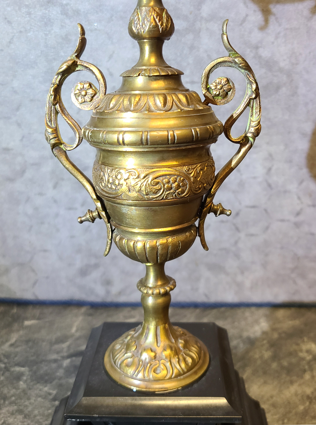 08a Paar Kerzenleuchter mit Marmorfuß.