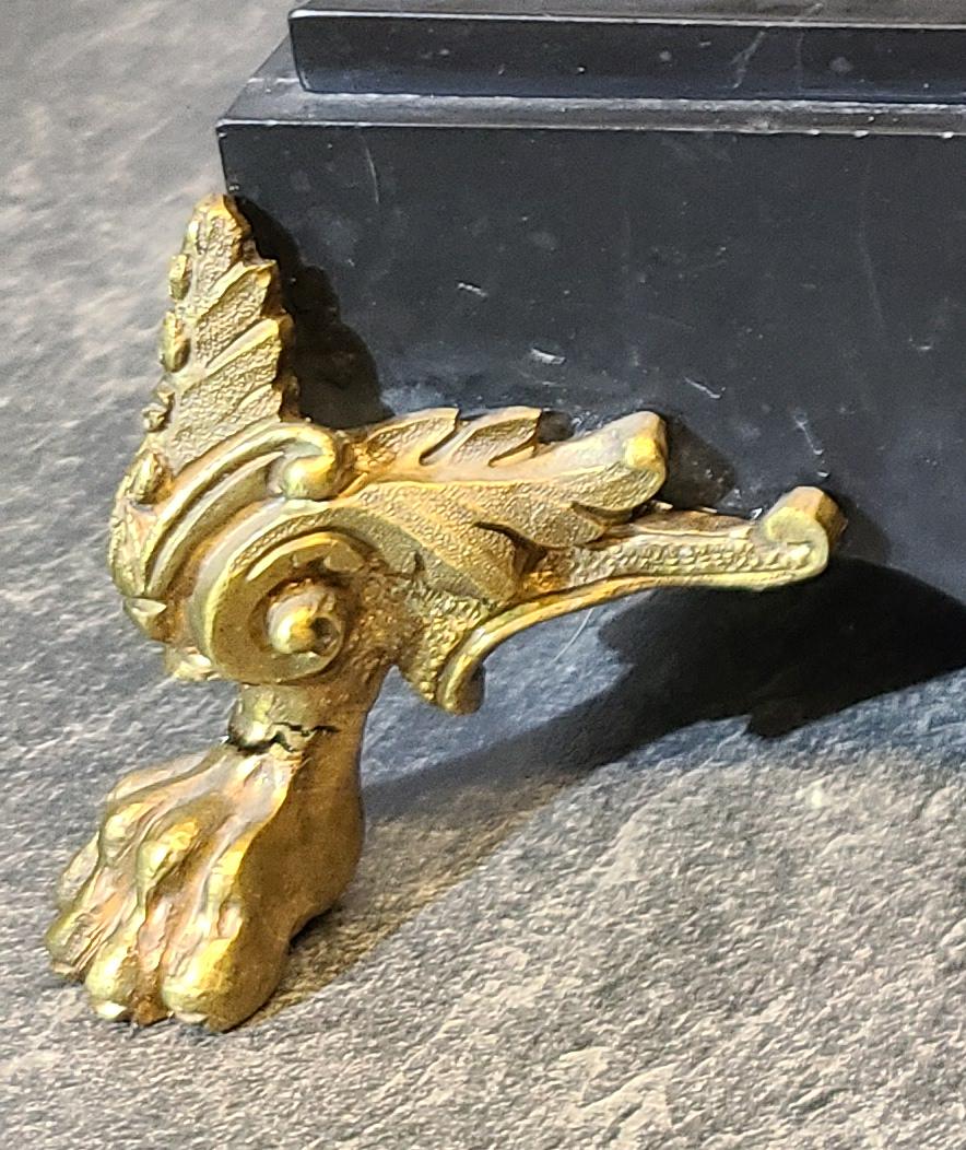 08b Paar Kerzenleuchter mit Marmorfuß.