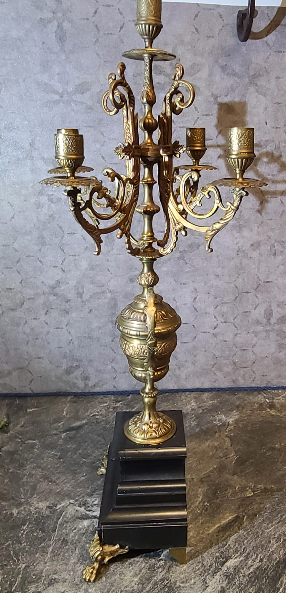 08f Paar Kerzenleuchter mit Marmorfuß.