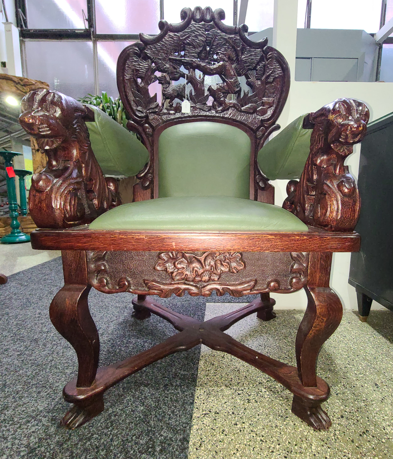 5d Sessel mit Jagdszenen.