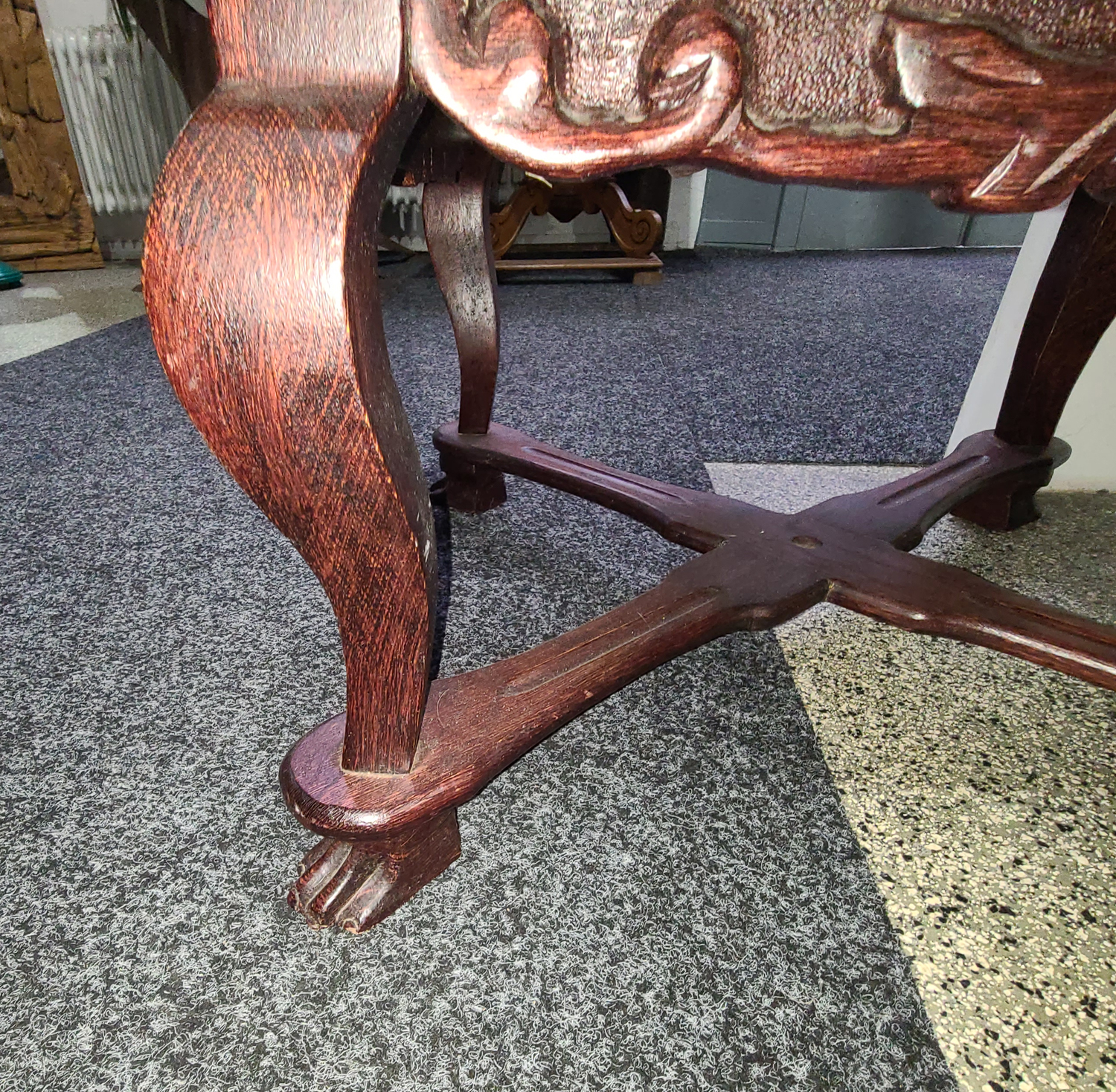 5e Sessel mit Jagdszenen.