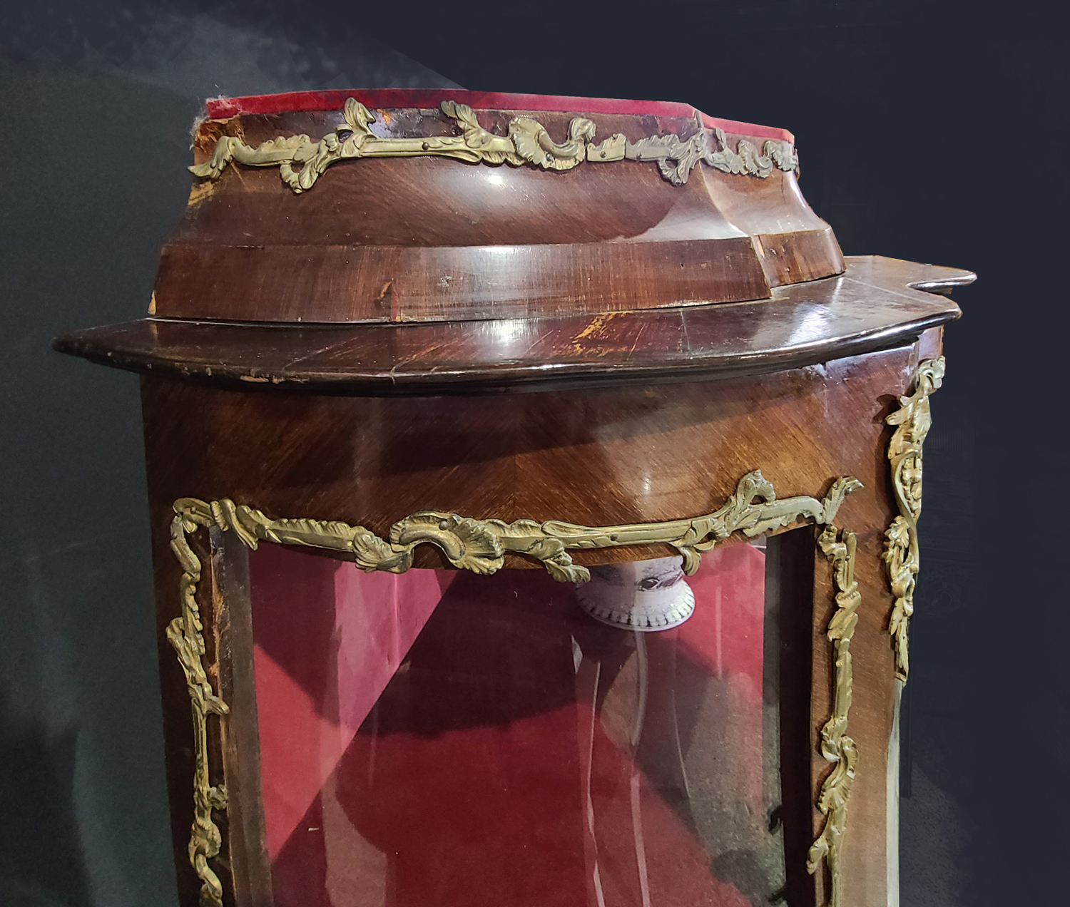 10h Gebauchte Vitrine.