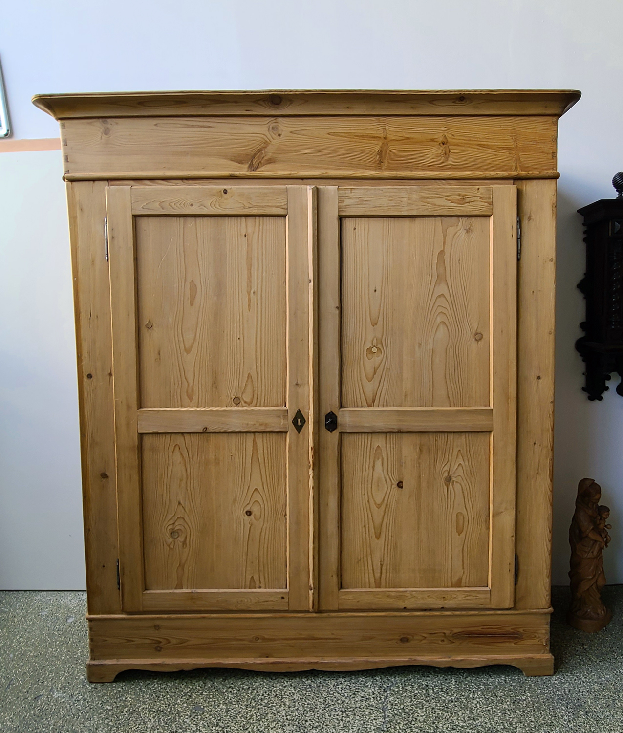 11 Weichholzbiedermeierschrank.