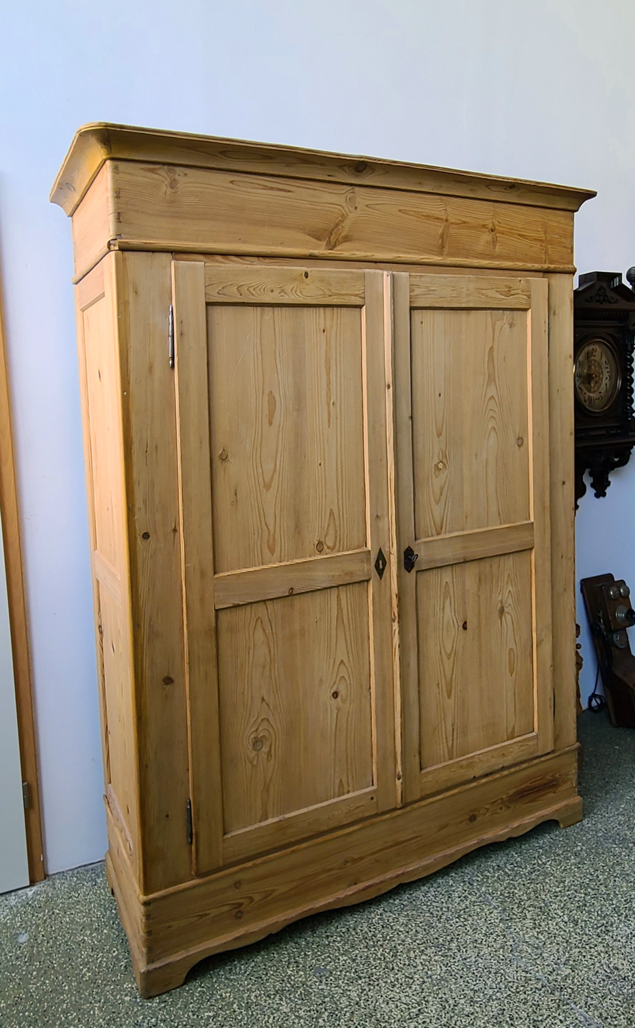 11a Weichholzbiedermeierschrank.