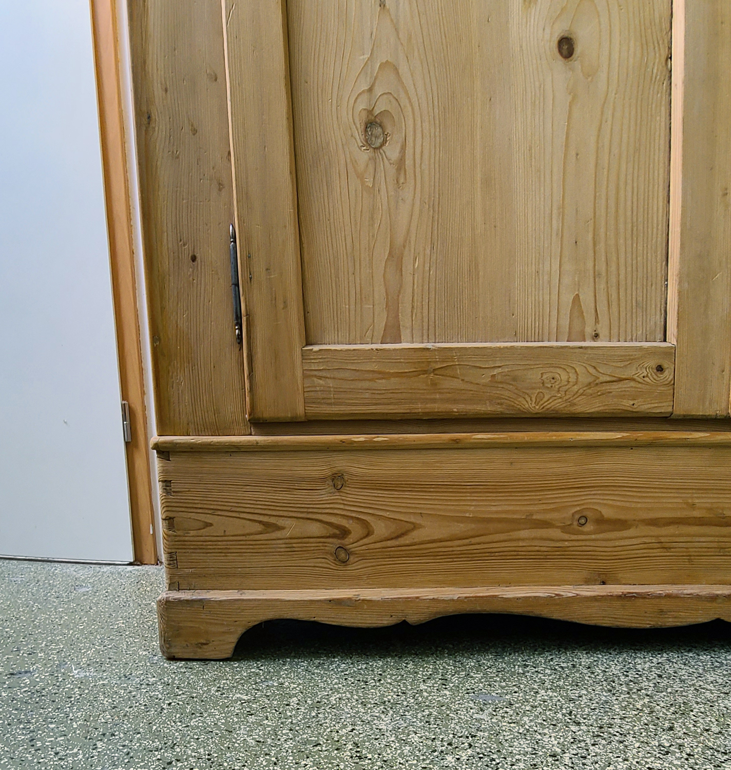 11d Weichholzbiedermeierschrank.