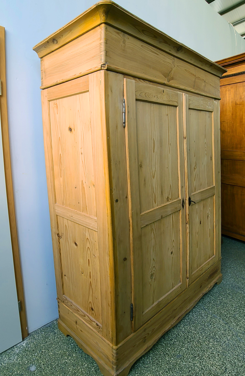 11e Weichholzbiedermeierschrank.