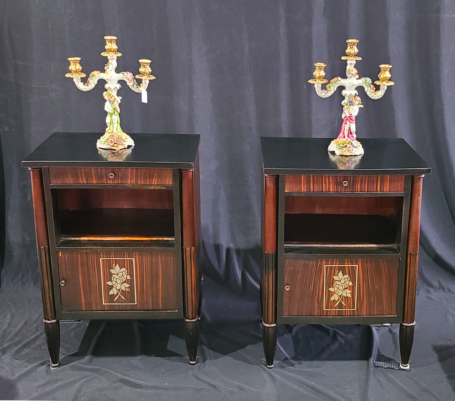 12 Paar Nachtkästchen.