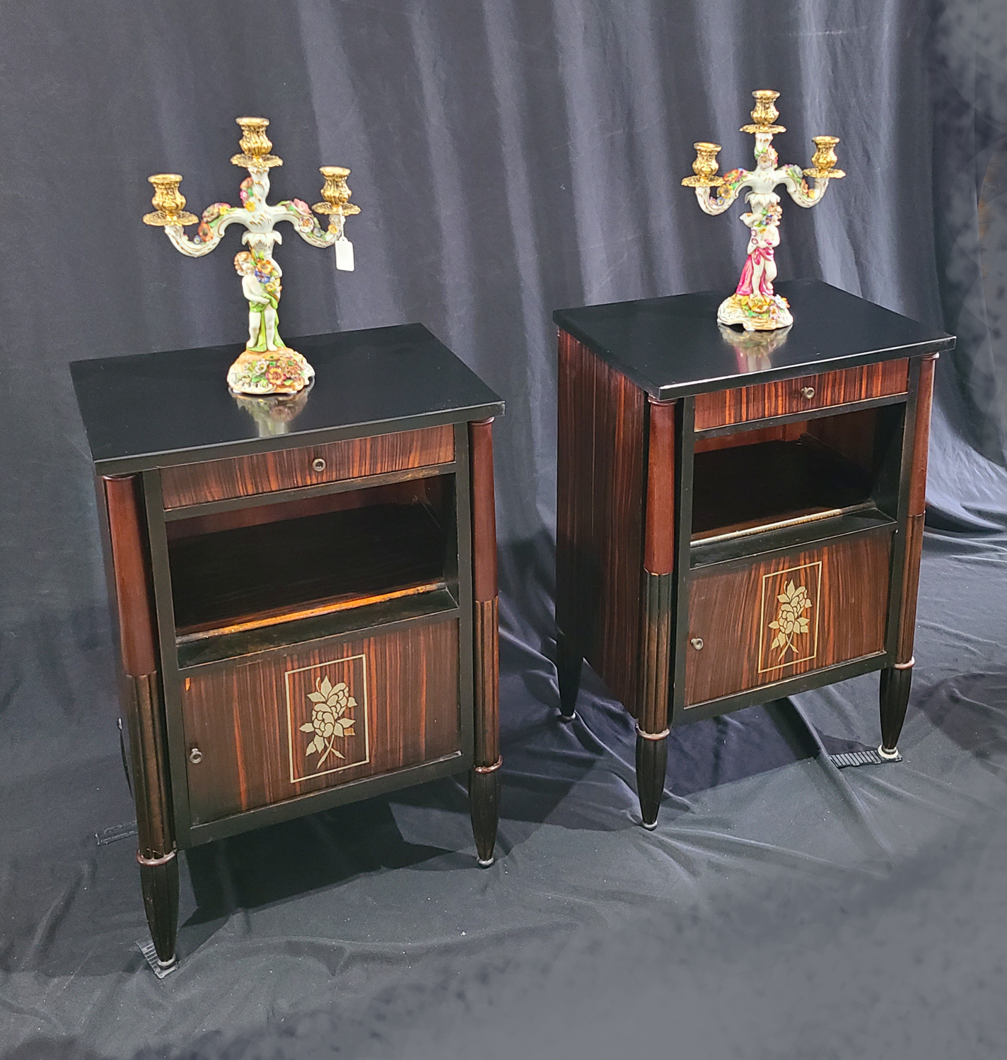 12a Paar Nachtkästchen.