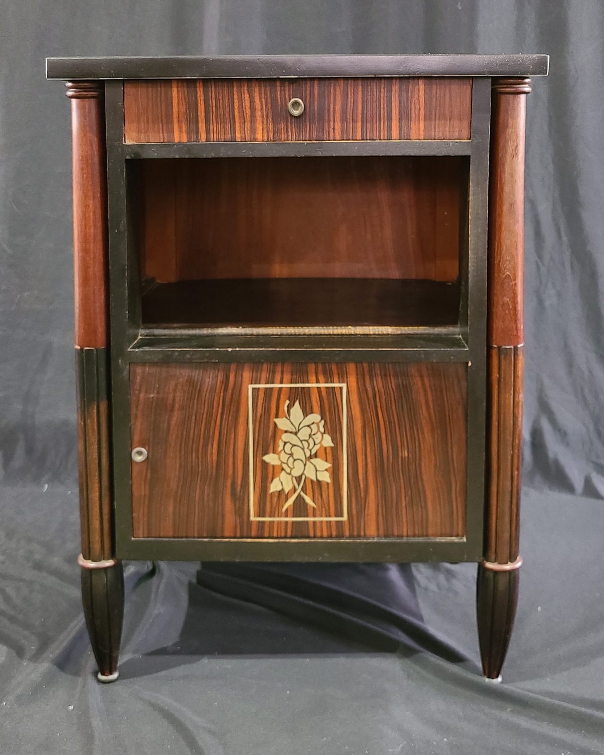 12b Paar Nachtkästchen.