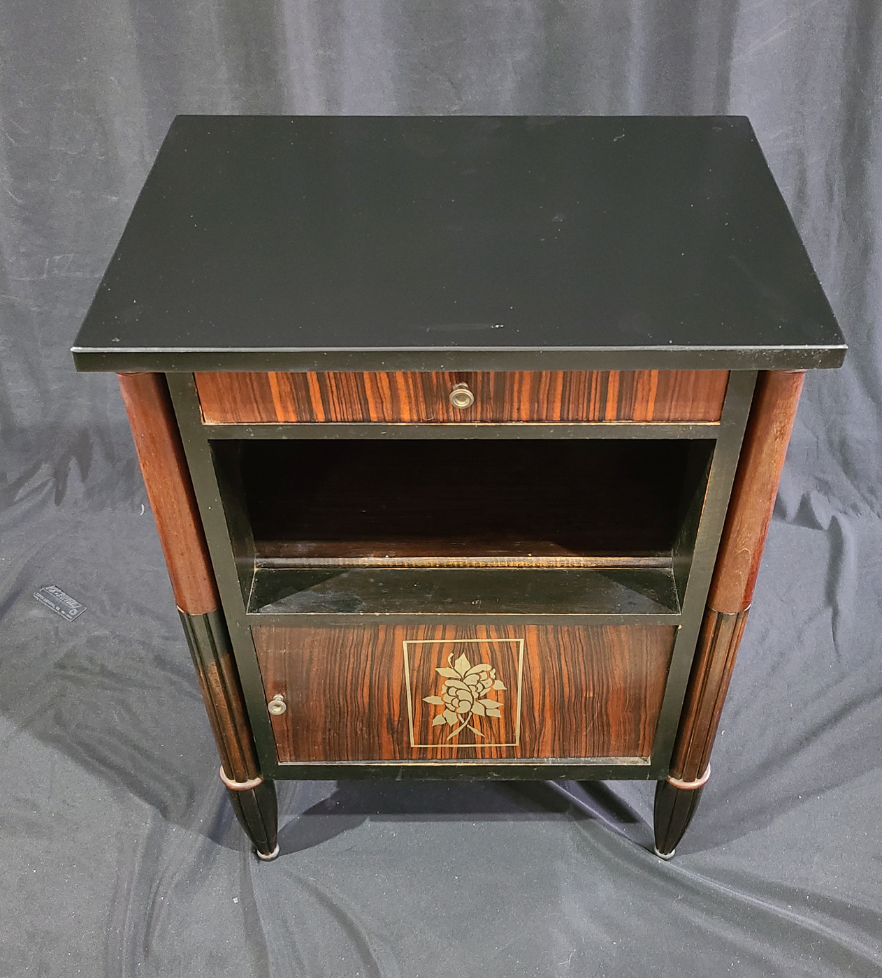 12c Paar Nachtkästchen.