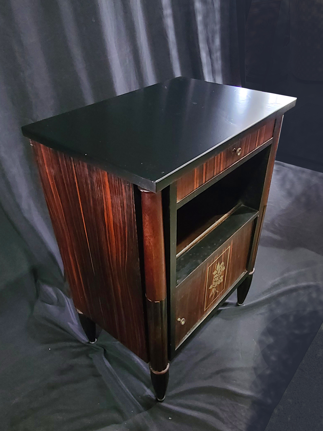 12d Paar Nachtkästchen.