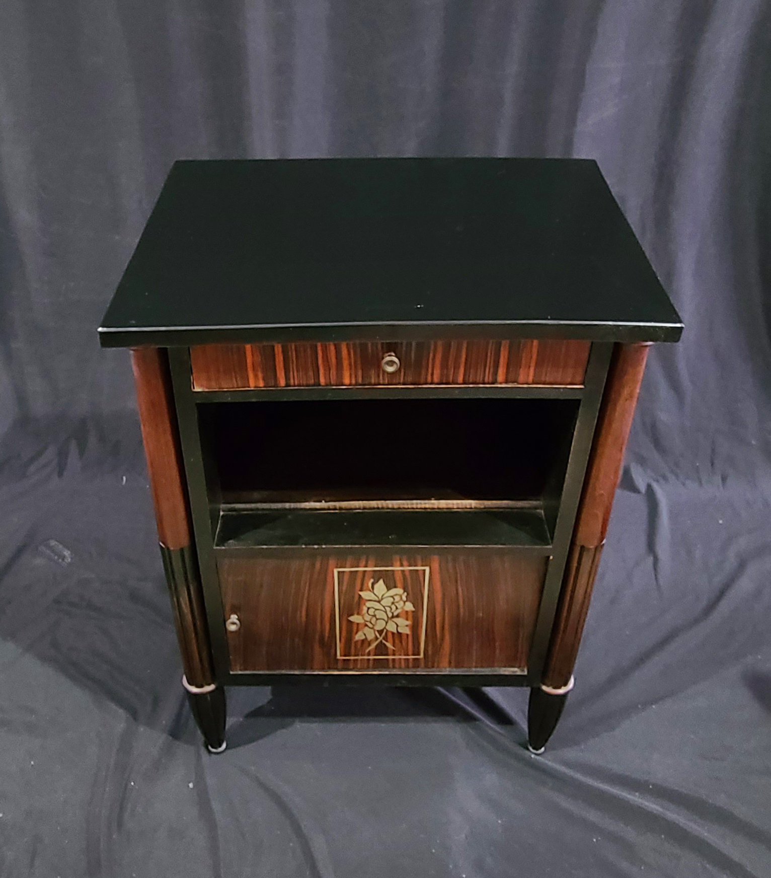 12e Paar Nachtkästchen.