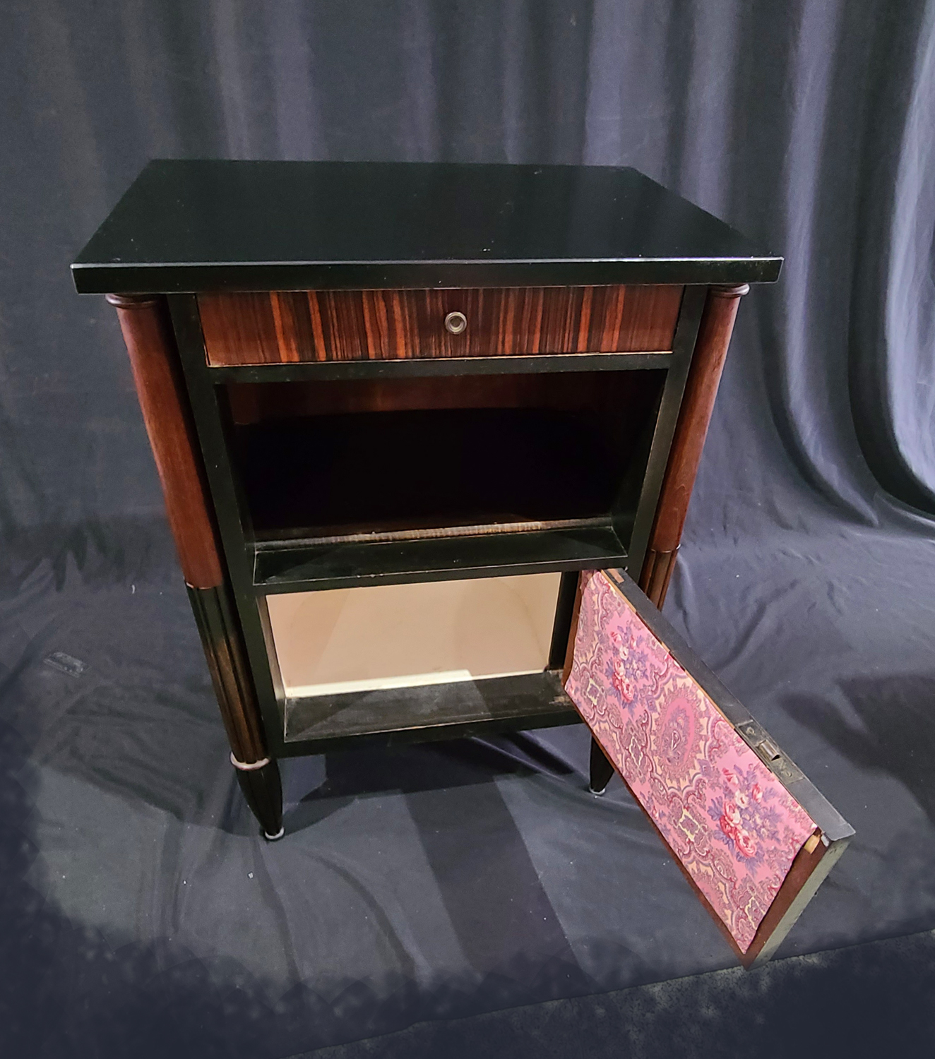 12f Paar Nachtkästchen.