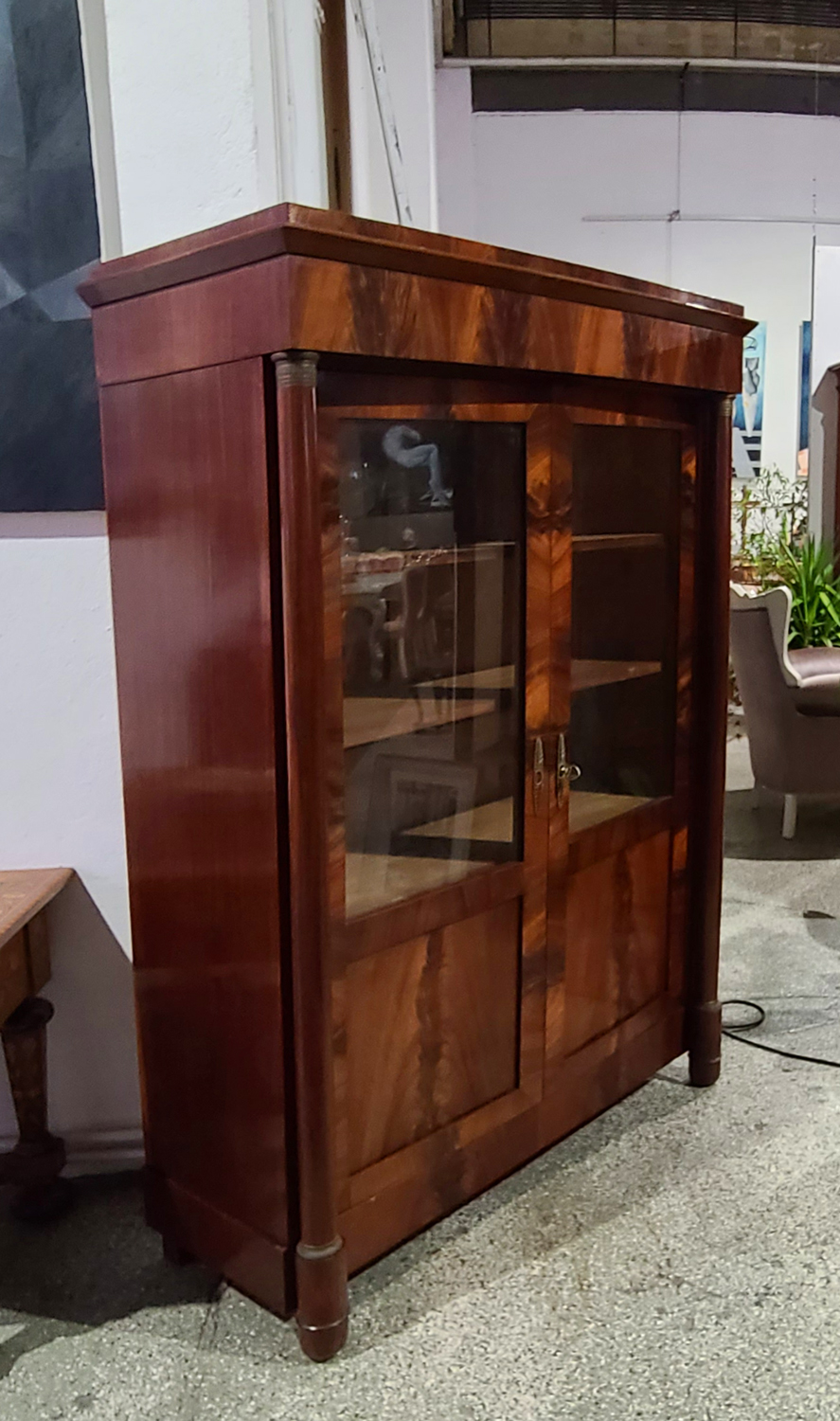 12a Mahagonivitrine.