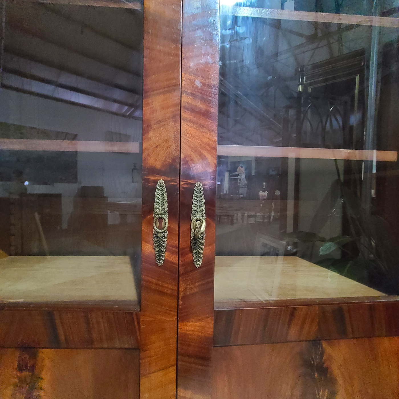 12d Mahagonivitrine.