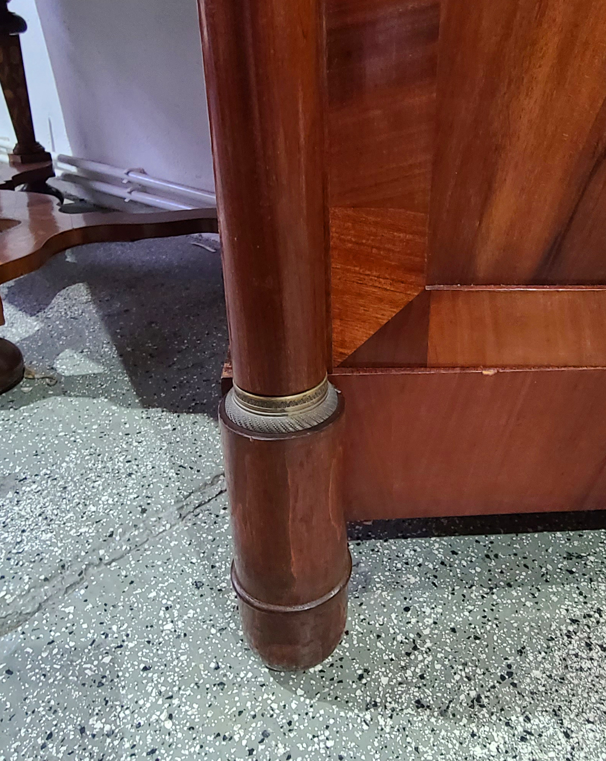 12f Mahagonivitrine.