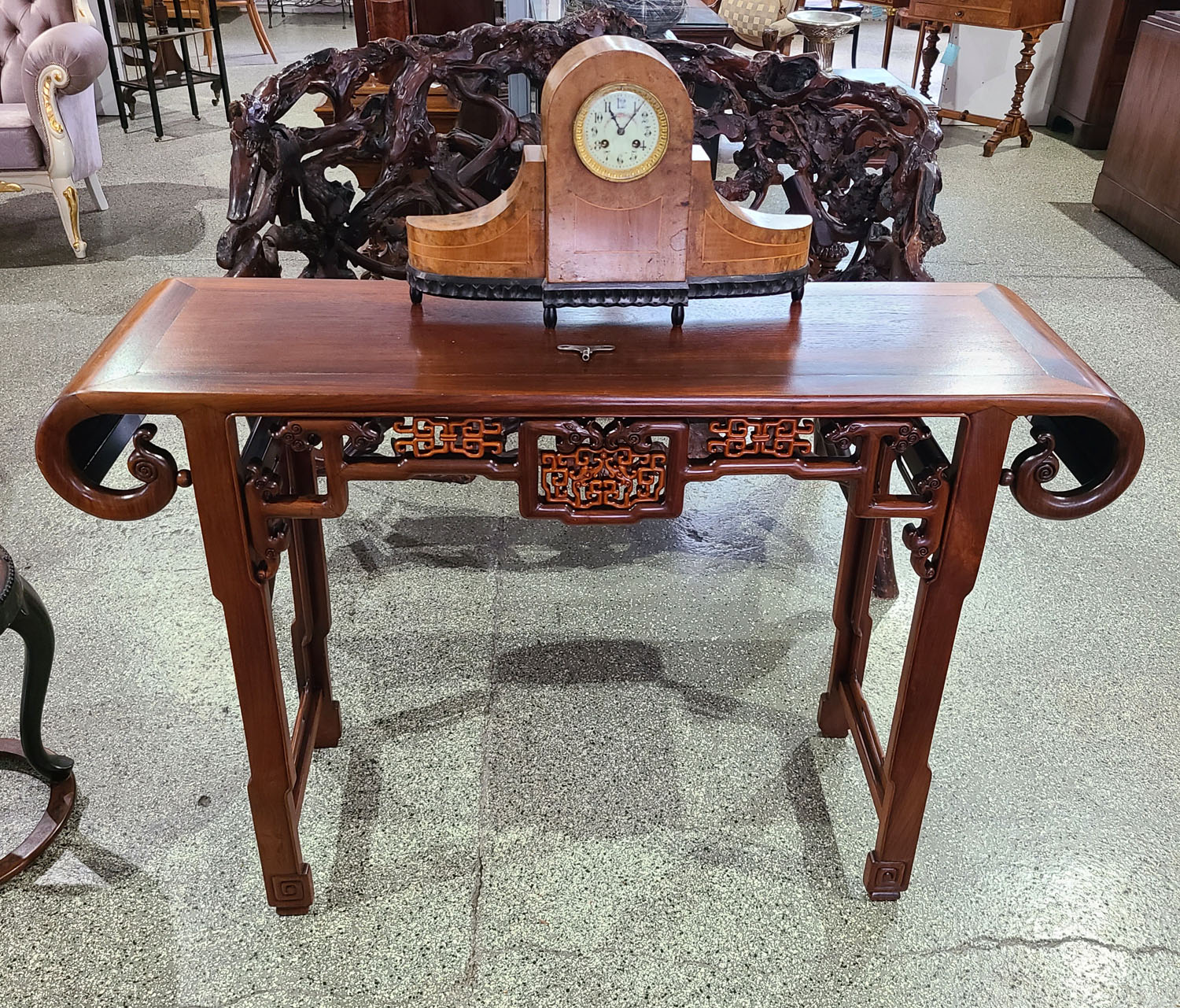 11 asiatischer Konsoltisch.