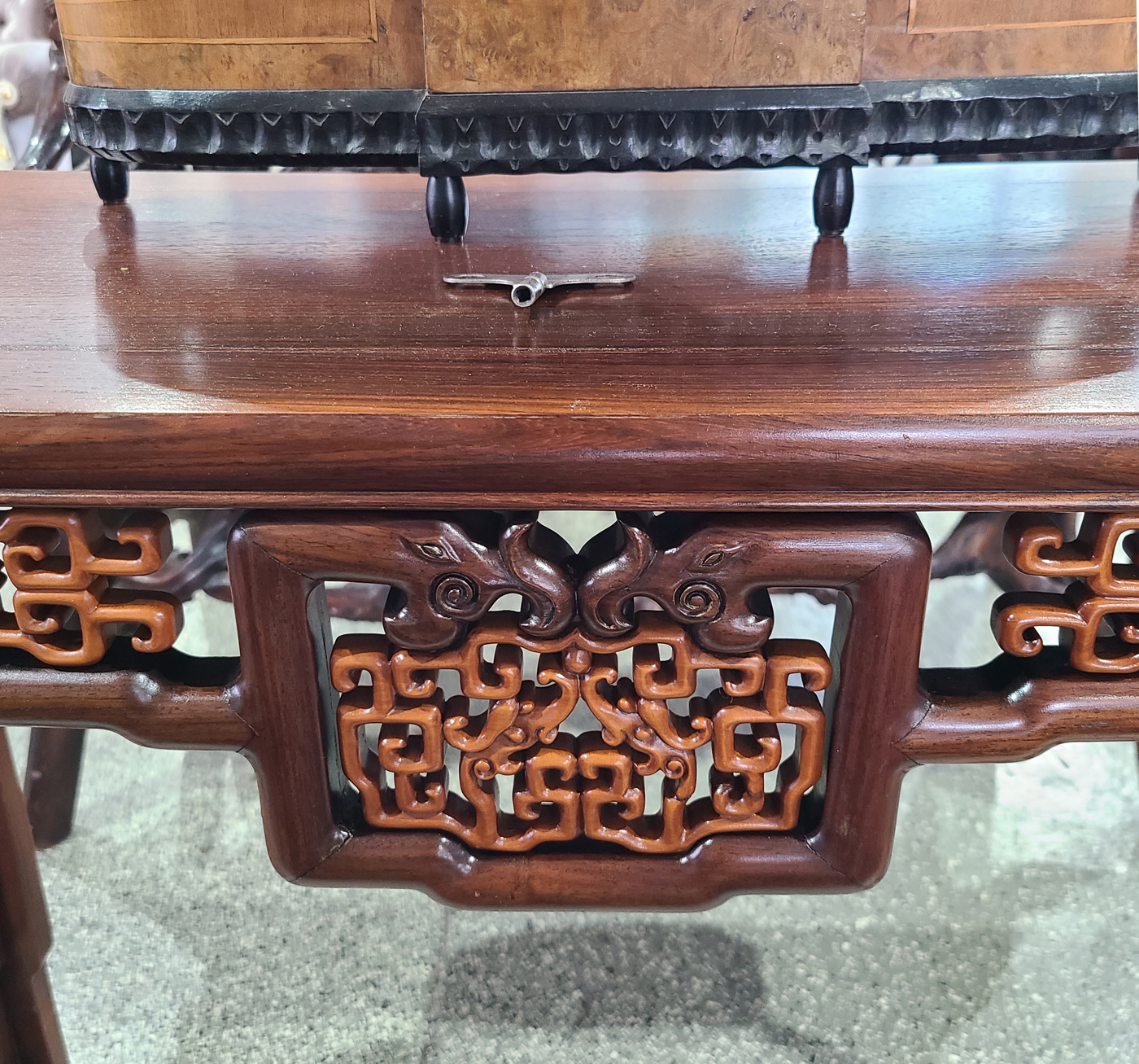 11b asiatischer Konsoltisch.