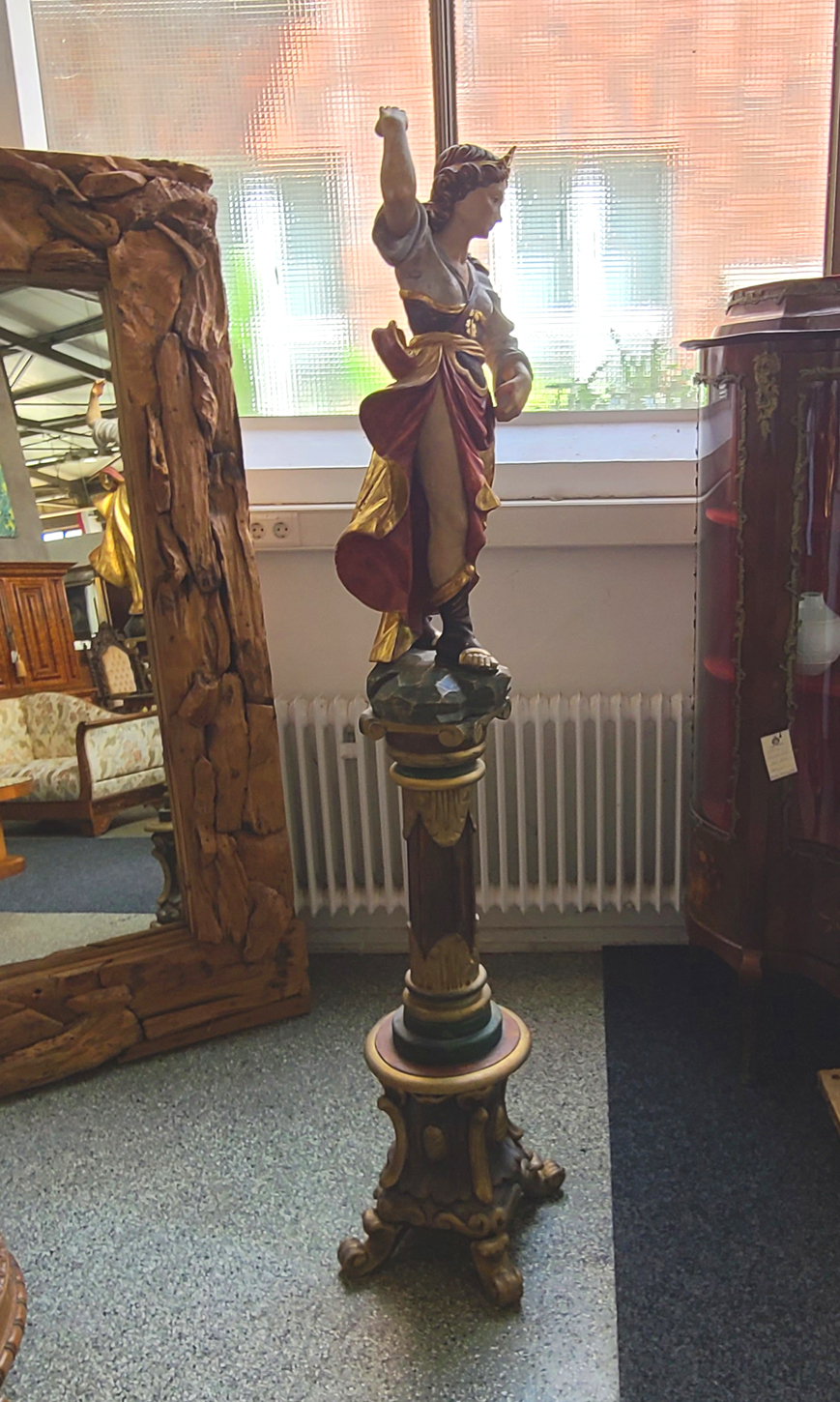 13 Heiligenfigur mit Sockel.