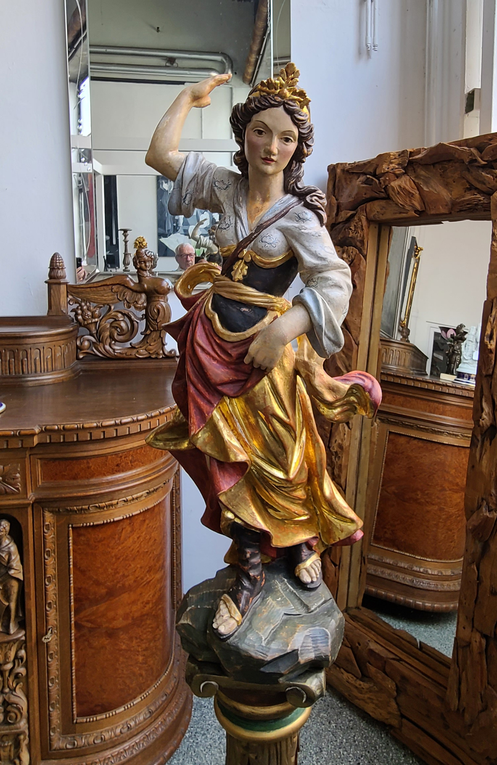 13b Heiligenfigur mit Sockel.