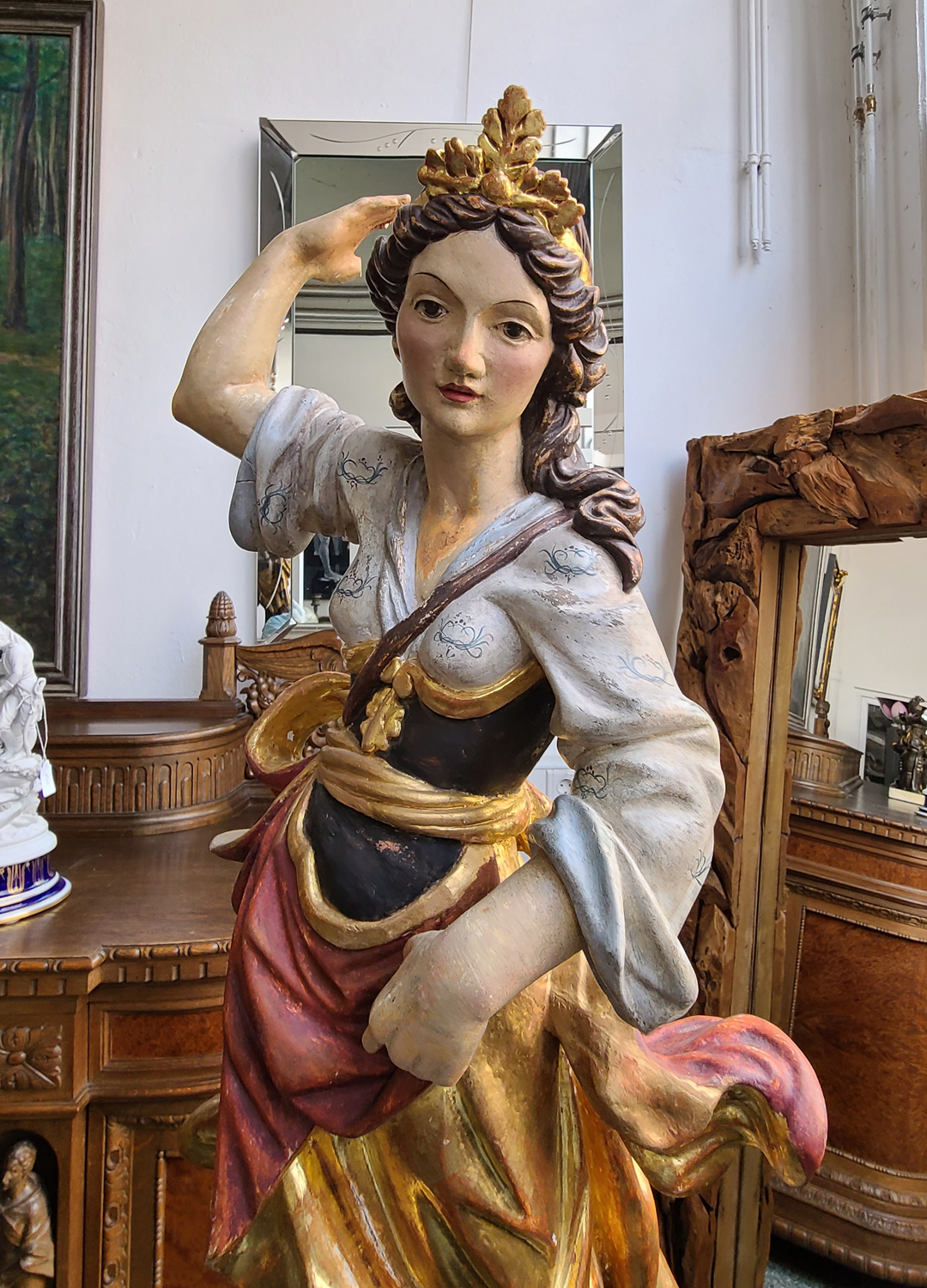 13c Heiligenfigur mit Sockel.