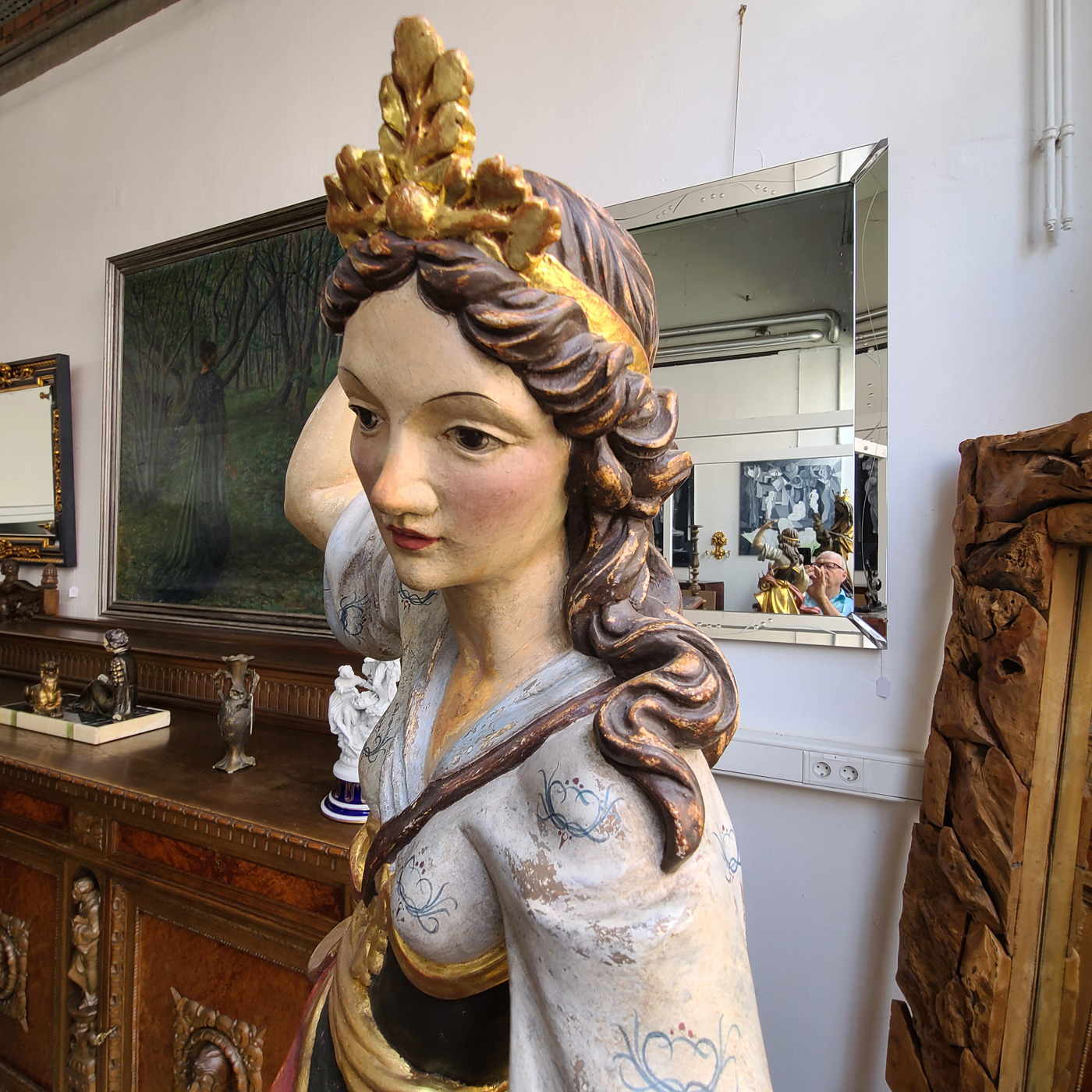13e Heiligenfigur mit Sockel.