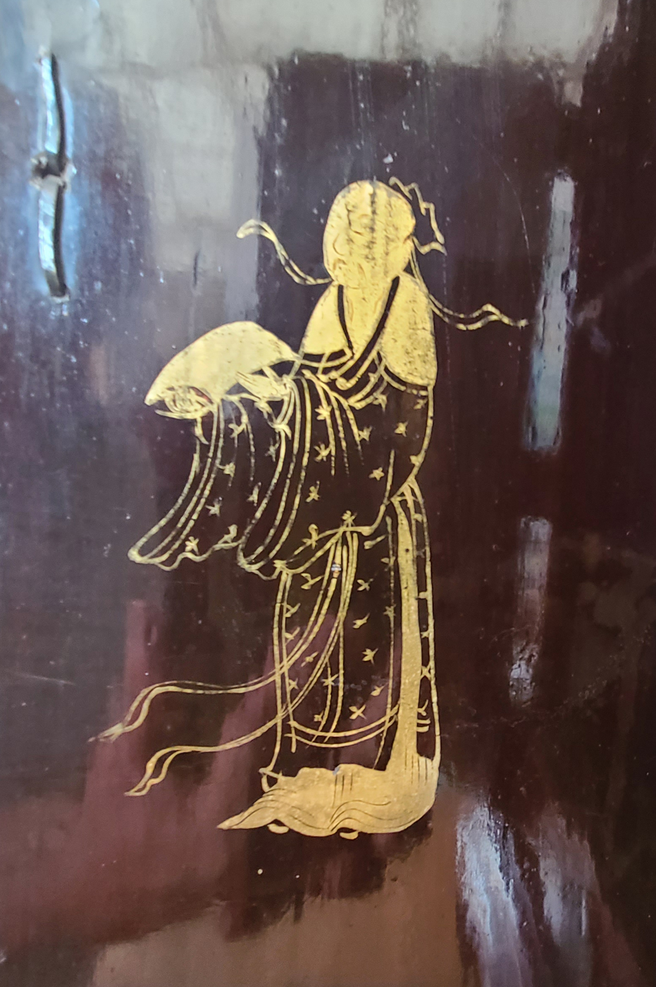 16i Asiatisches Schränkchen.