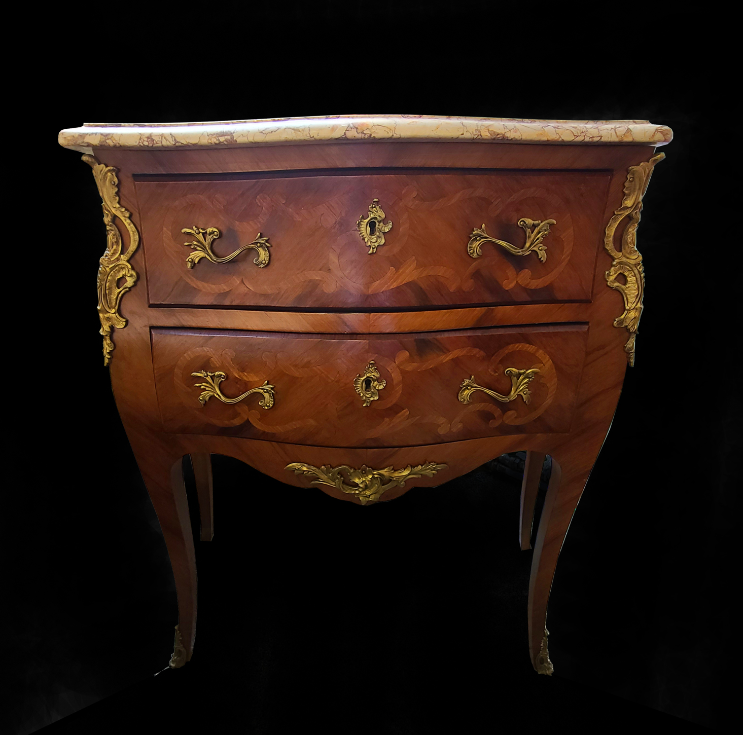 k19. Kleine Kommode Barockstil.