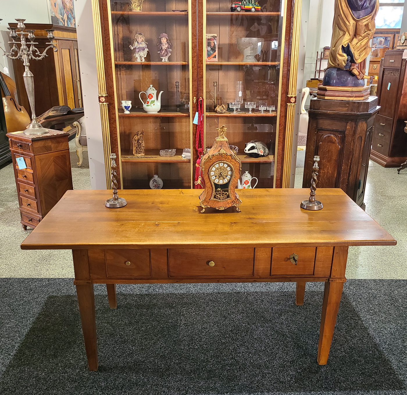 8 Biedermeier Nussbaumtisch.