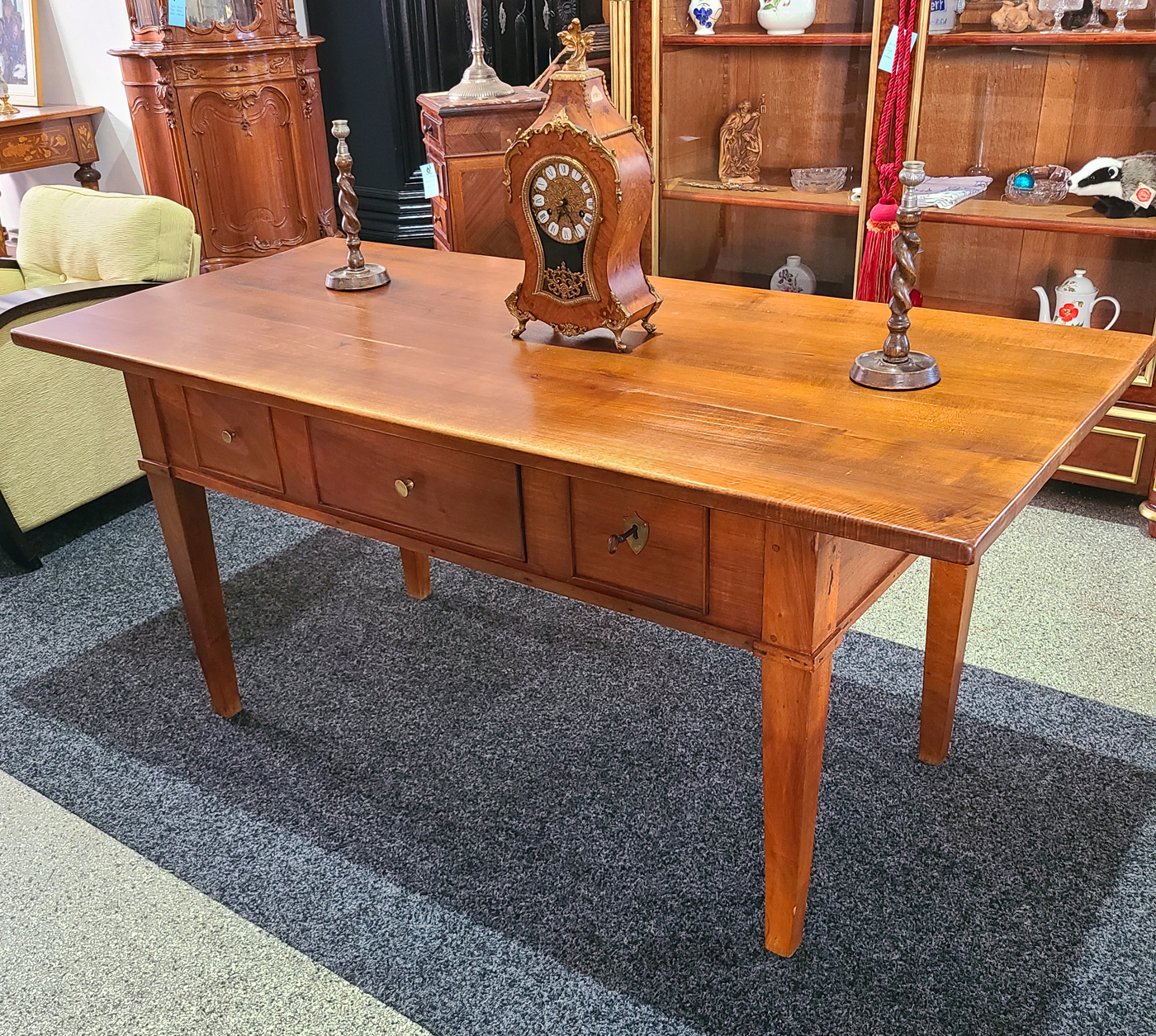 8a Biedermeier Nussbaumtisch.