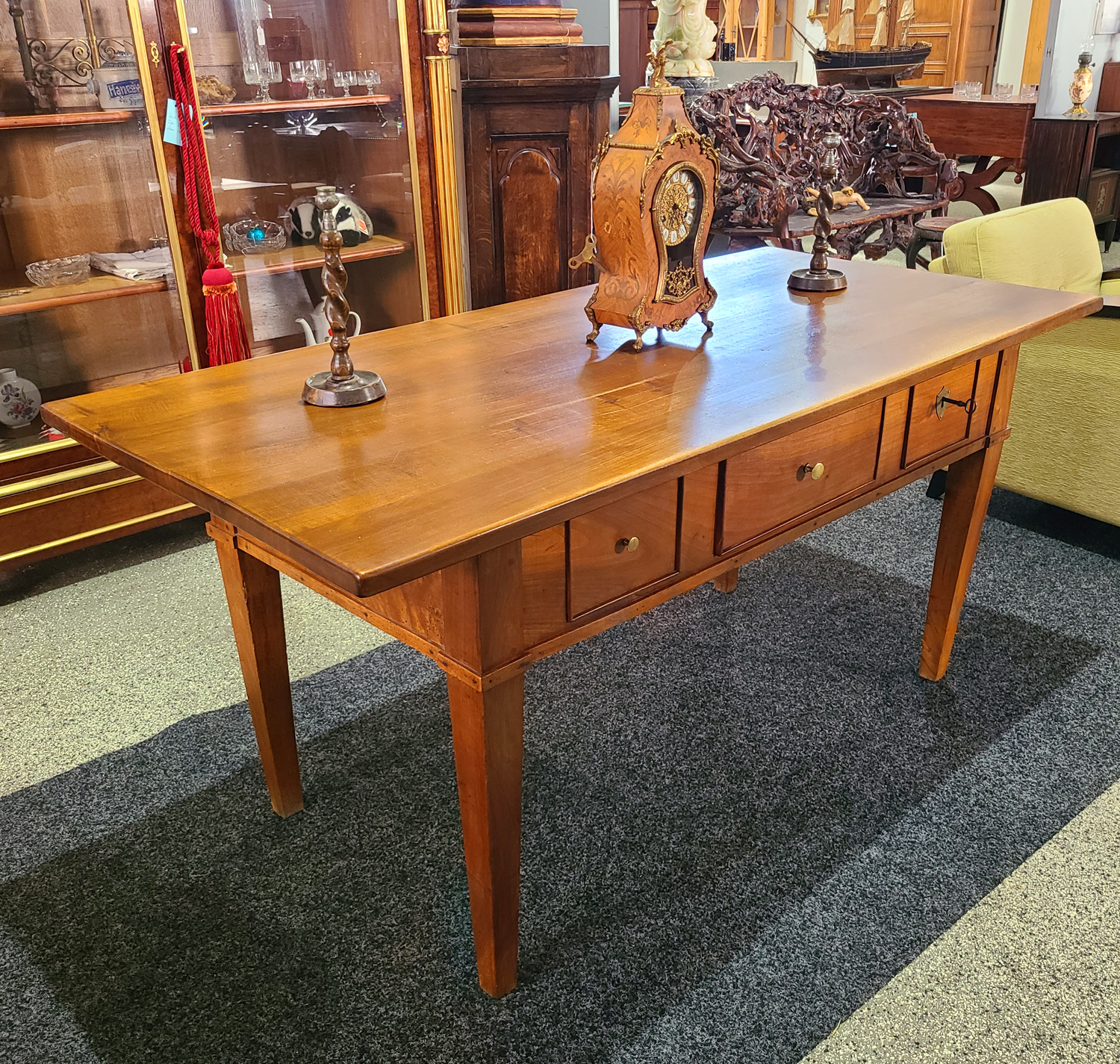 8b Biedermeier Nussbaumtisch.