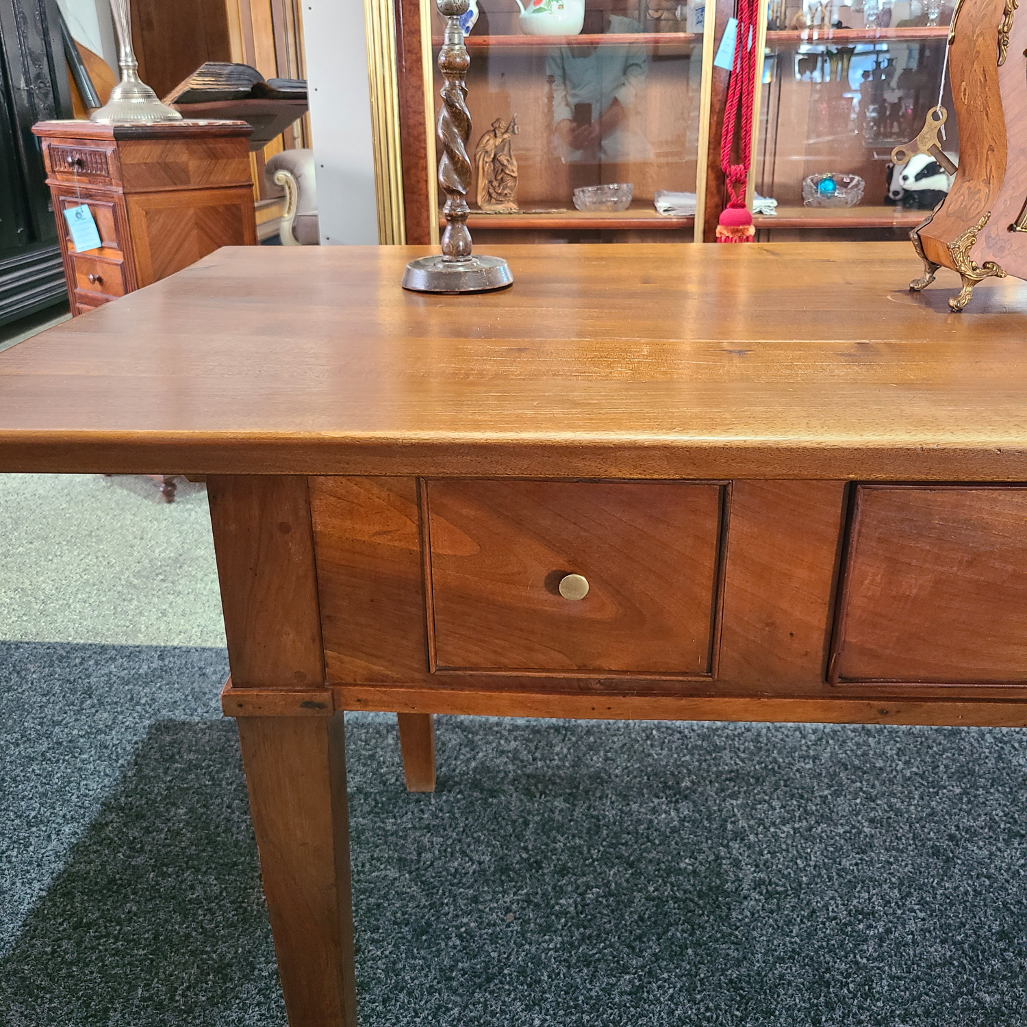 8e Biedermeier Nussbaumtisch.