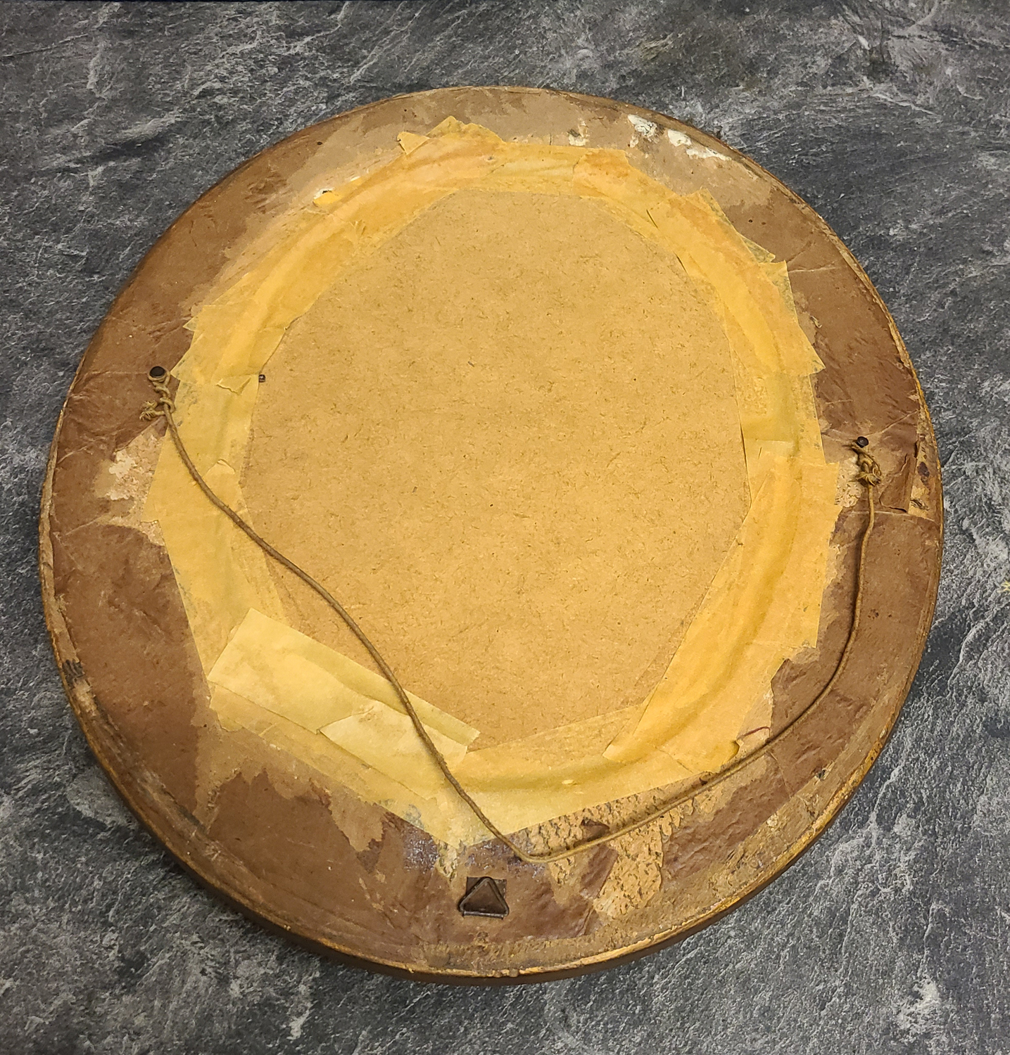 02d Ovales Gemälde. Brotschneidende Frau.
