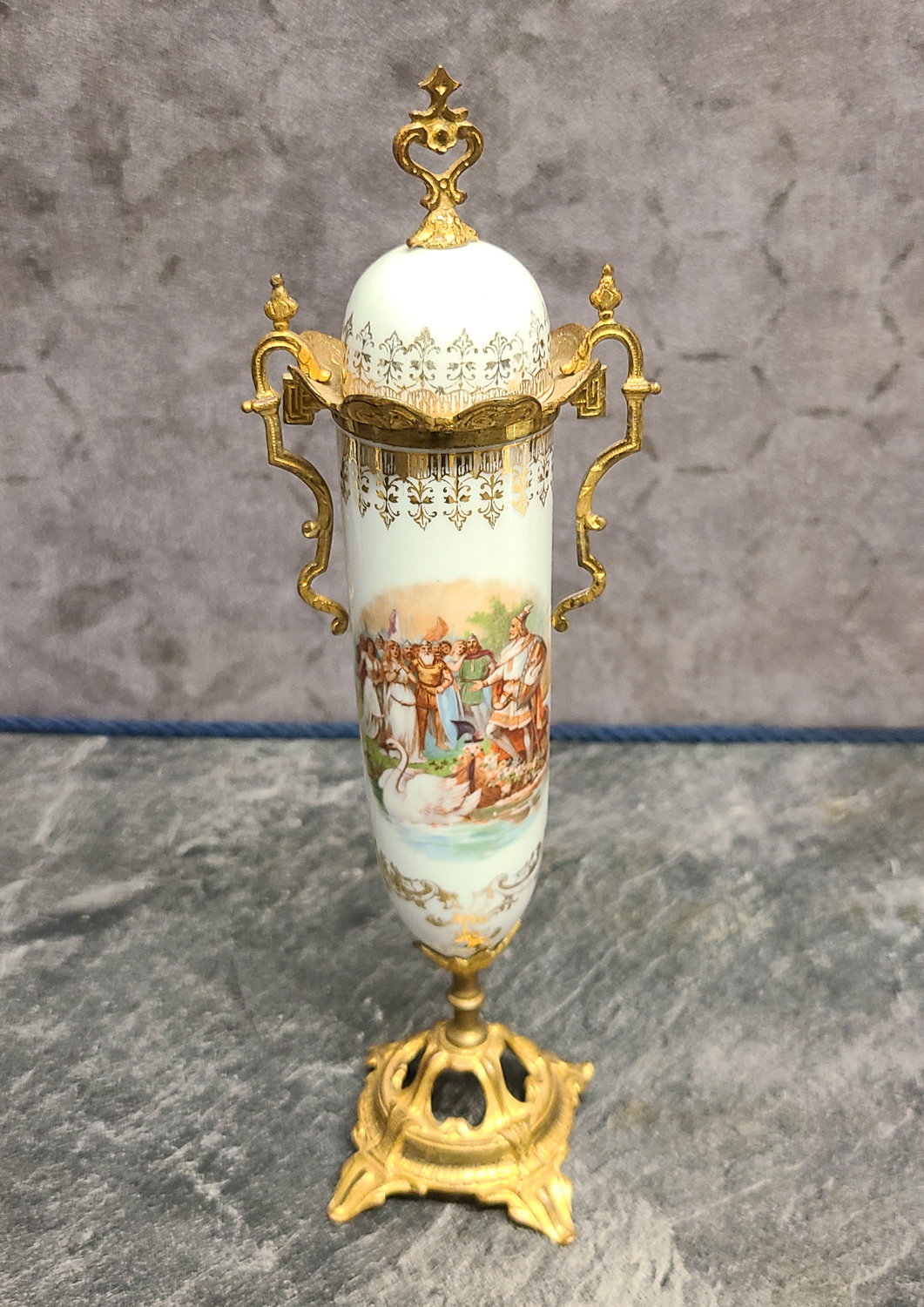112 kleine Porzellanvase.