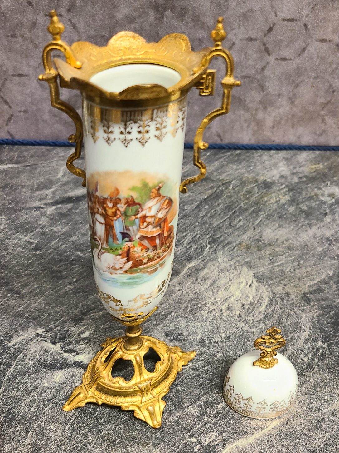 112f kleine Porzellanvase.