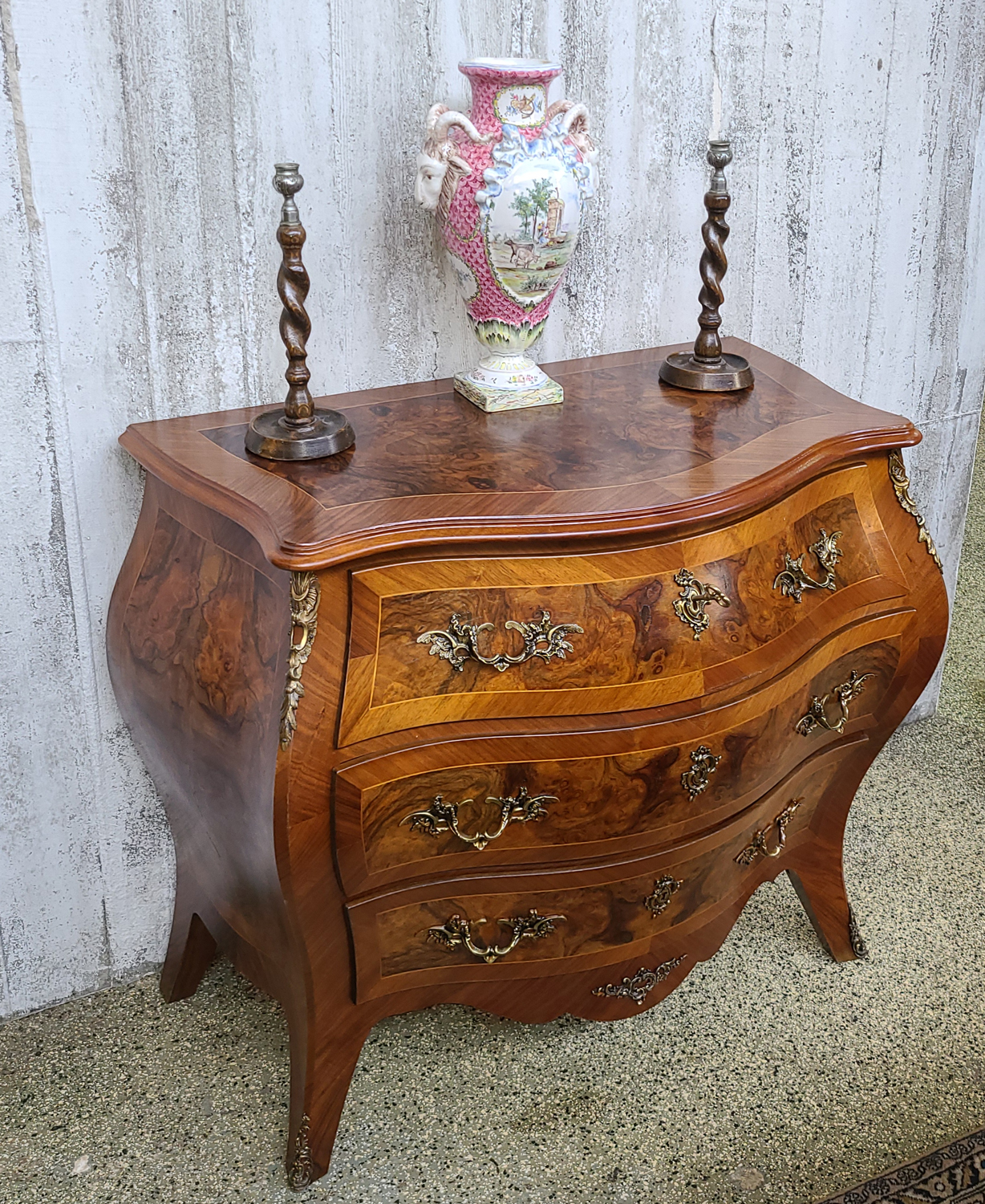 12a Kleine Barockstilkommode.