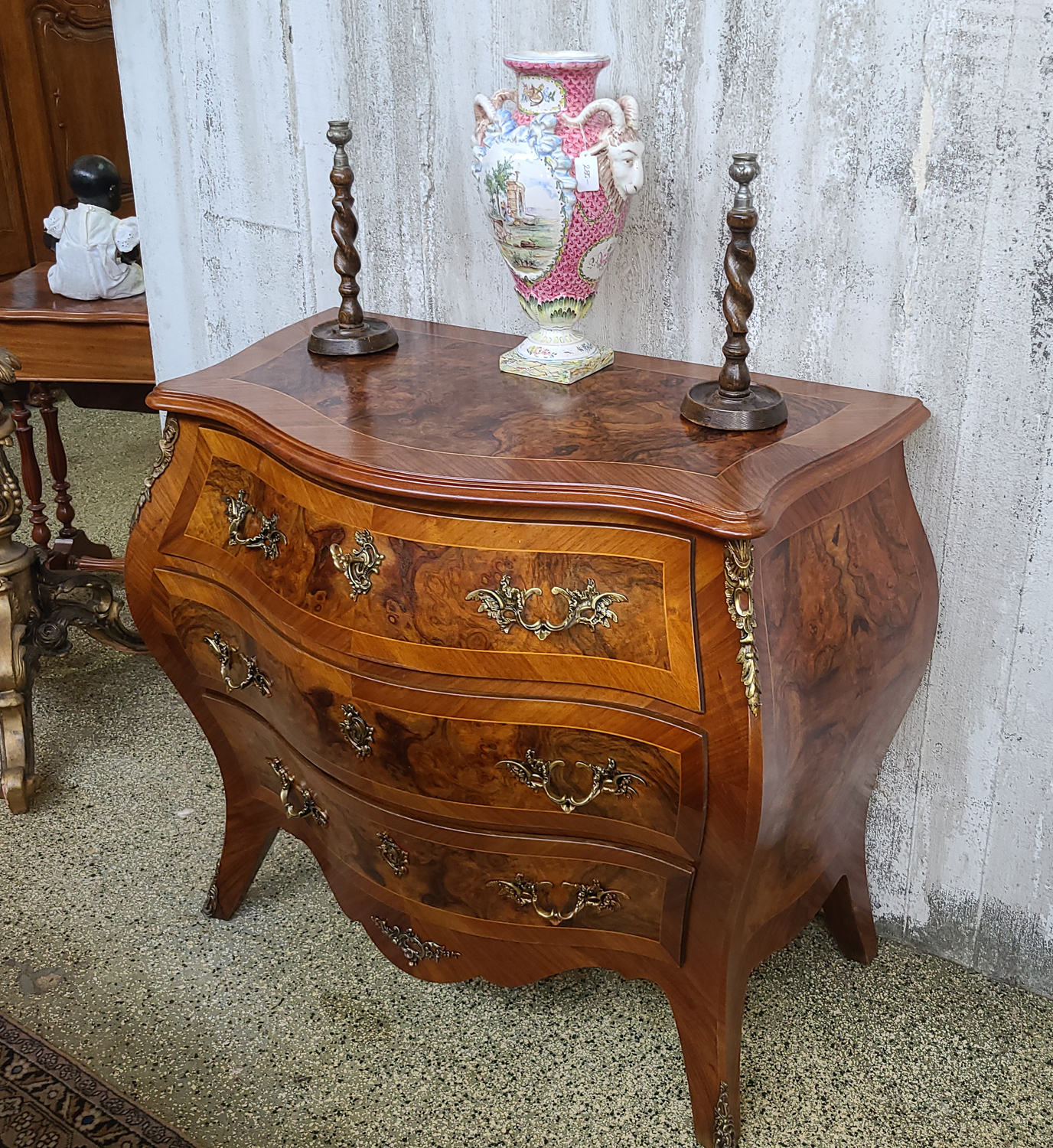 12b Kleine Barockstilkommode.