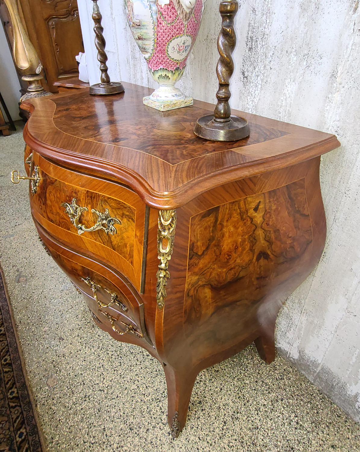 12d Kleine Barockstilkommode.