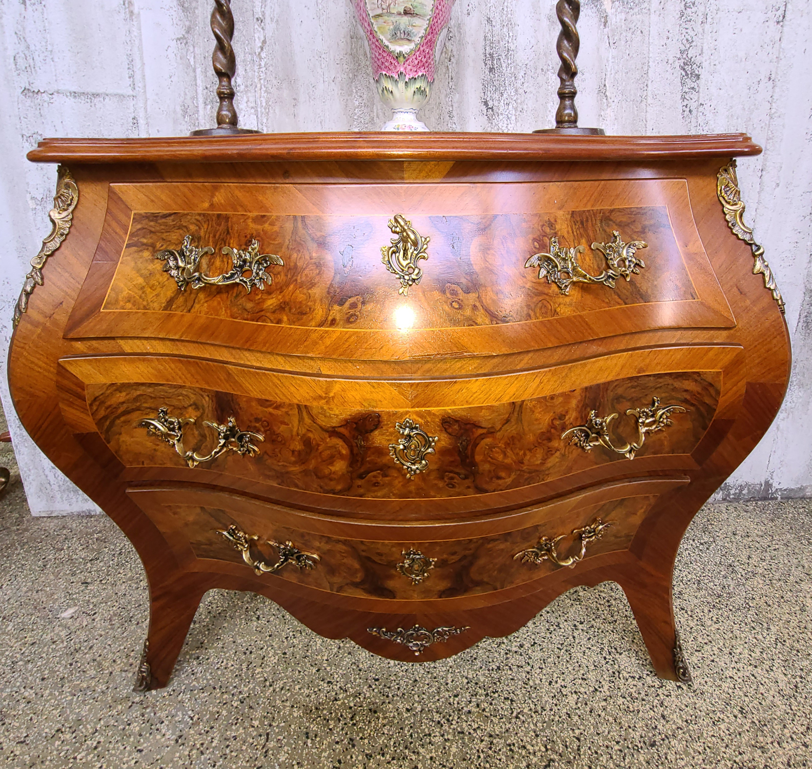 12e Kleine Barockstilkommode.