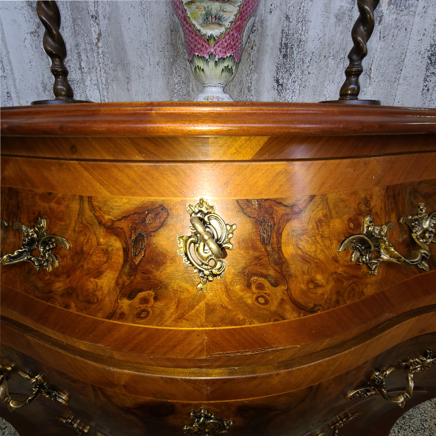 12f Kleine Barockstilkommode.