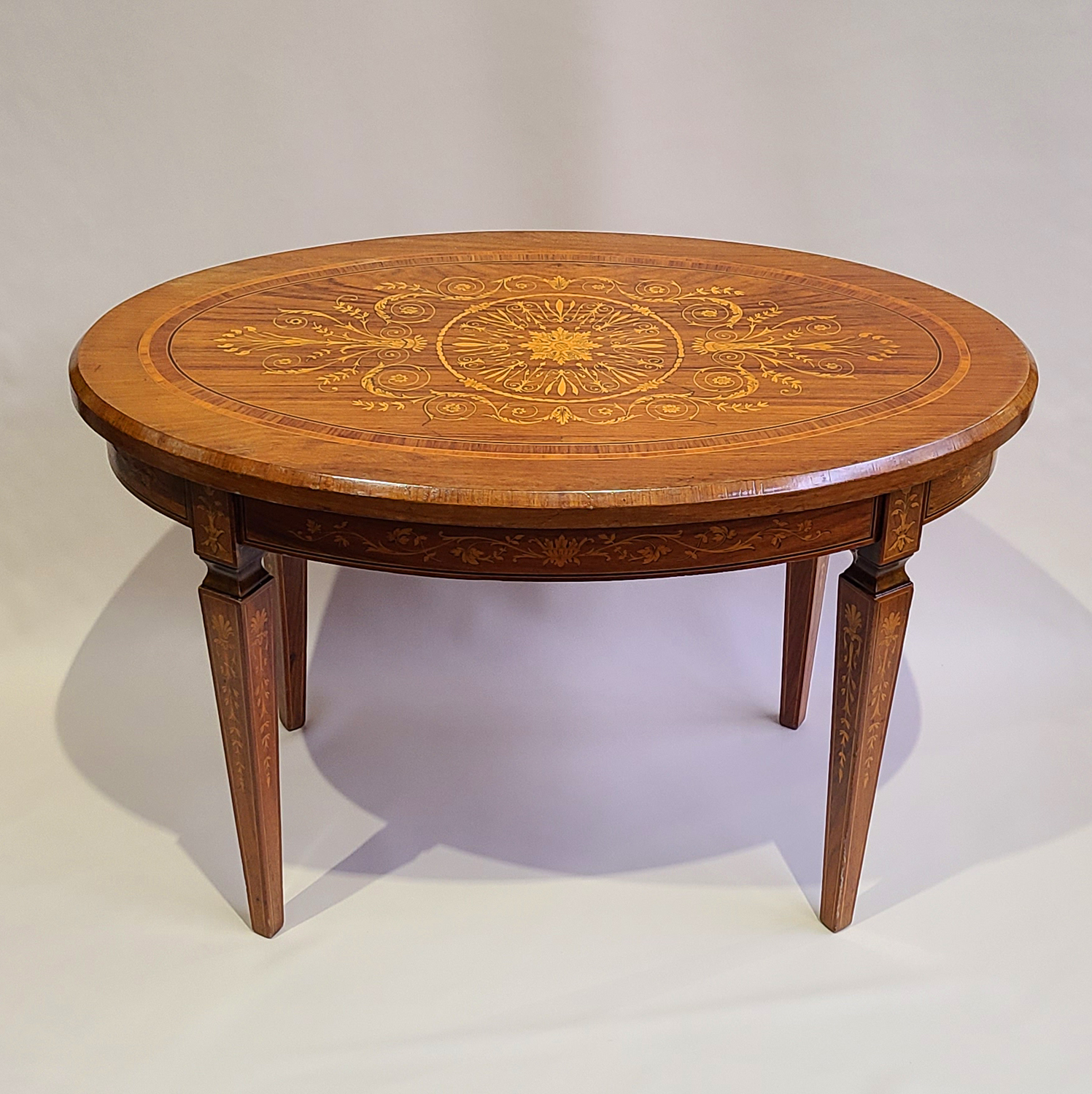 17 Ovaler Intarsientisch.