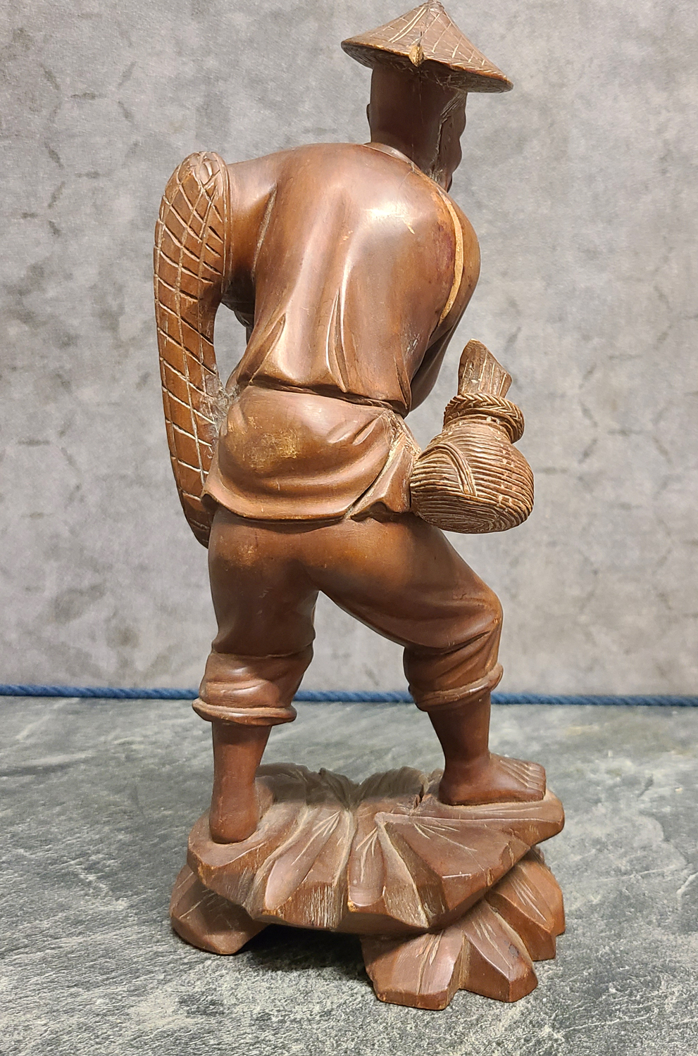 24b Geschn. Holzfigur Asiate.