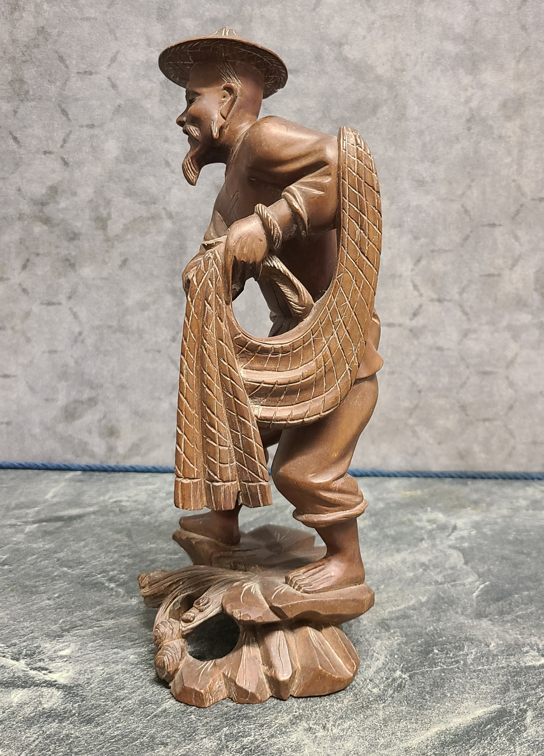 24c Geschn. Holzfigur Asiate.